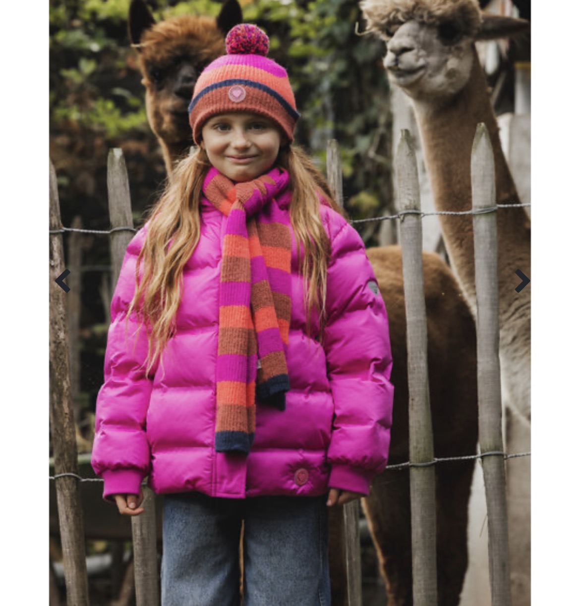 Meisje in roze winterjas